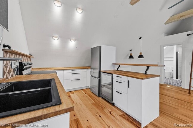 Building Photo - 284 Eliot St