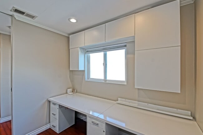 Building Photo - REMODELED, CHARMING & AIRY 3BR2BA HOME W/ OFFICE ON A LARGE LOT W/ NICELY LANDSCAPED FRONT YARD, ...