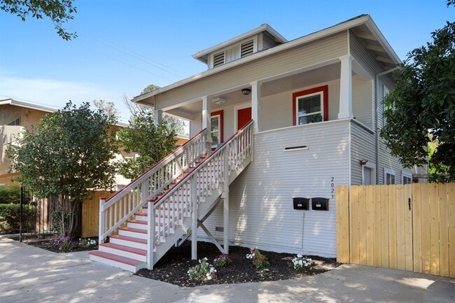 Building Photo - Beautiful 2 Bdrm, 1 Bath Downtown Sac Remodel!