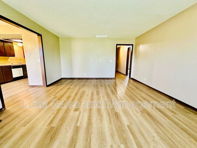 Building Photo - 813 N Eagle Ln