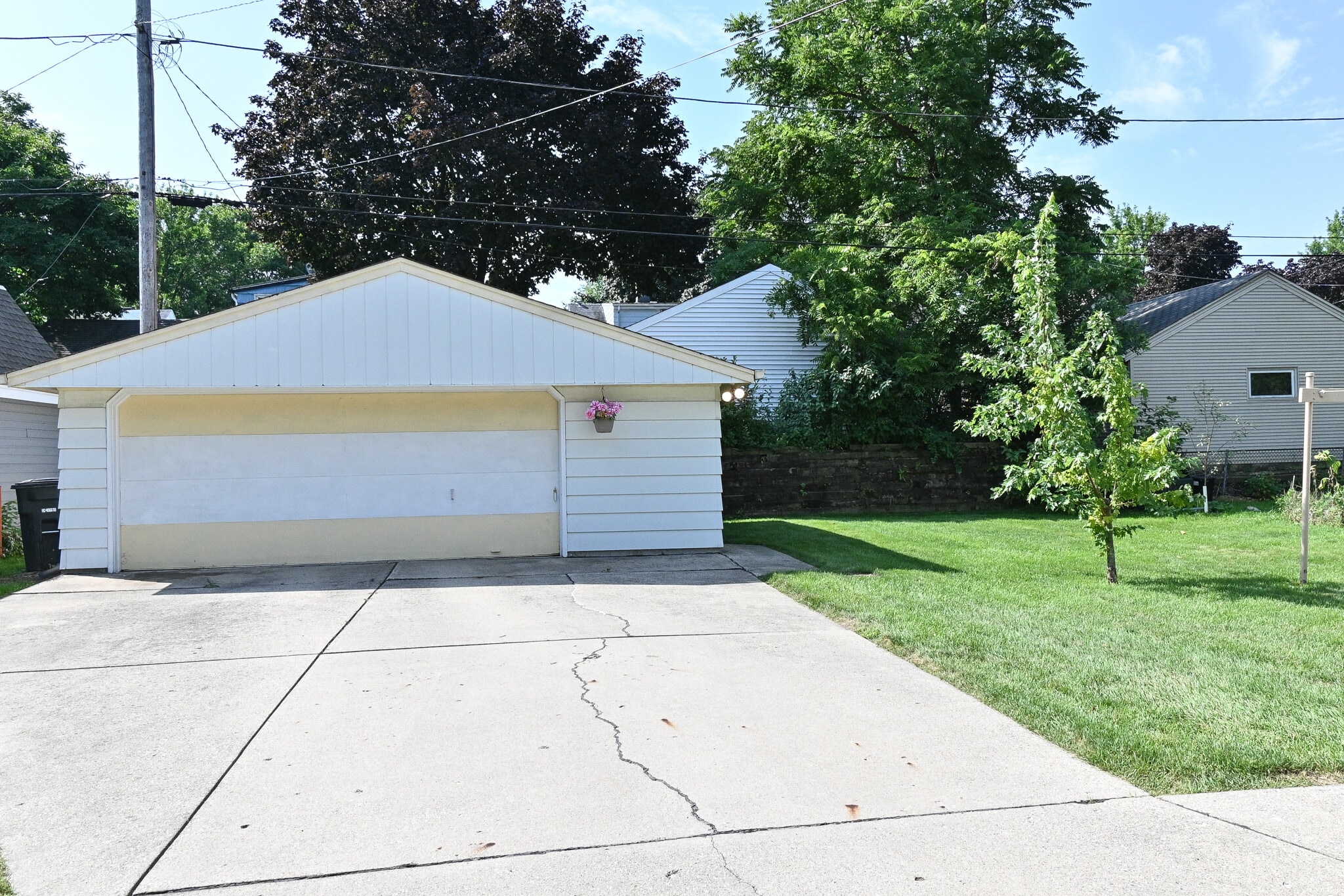 2.5 Car Garage - 7823 Eagle St
