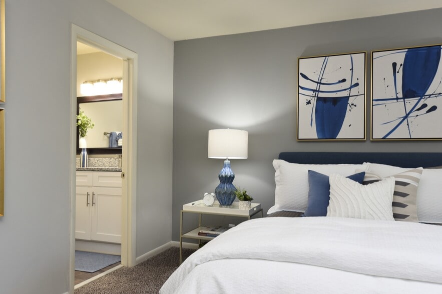 Cozy bedroom with carpet - Emory Cove
