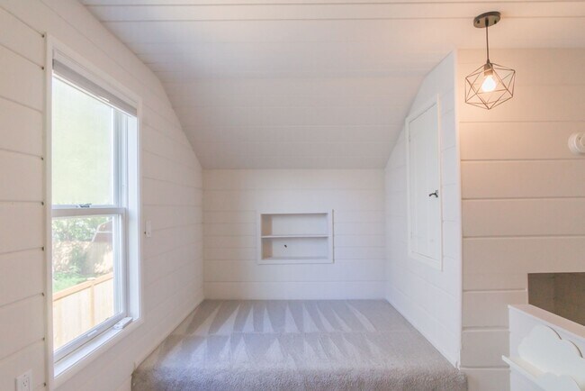 Building Photo - 3Bd/1Ba Seattle House