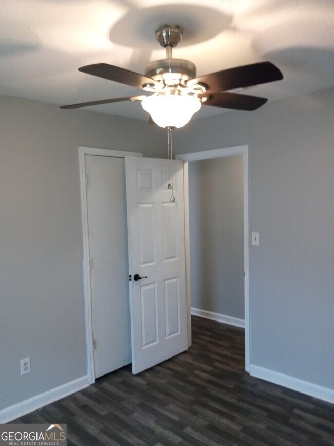 Building Photo - 2928 Dahlia Dr