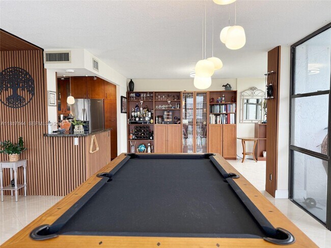 Building Photo - 800 Parkview Dr