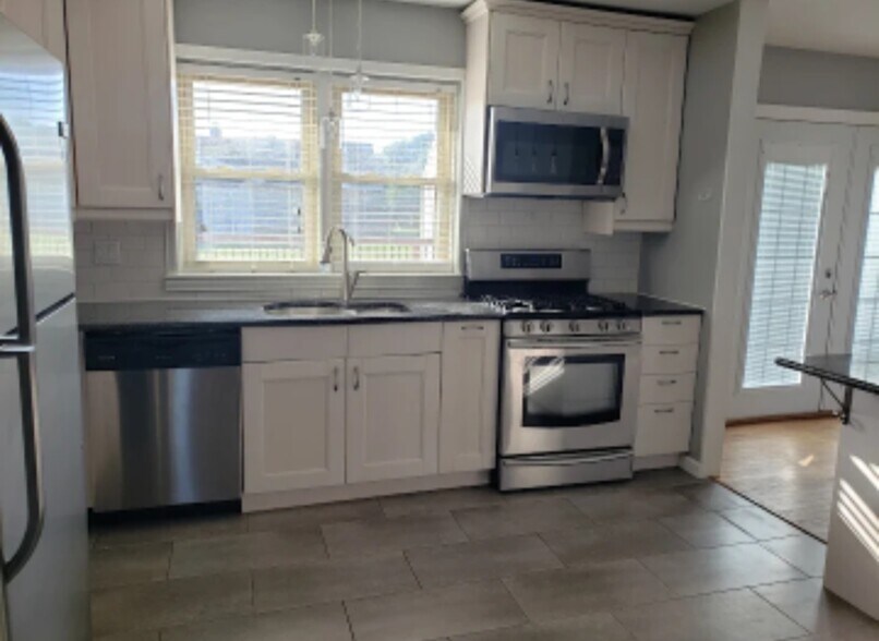 Building Photo - 2406 Lasalle Dr