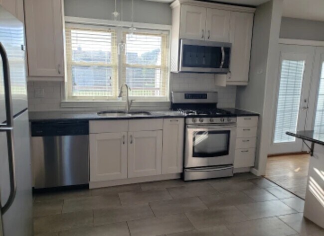 Building Photo - 2406 Lasalle Dr