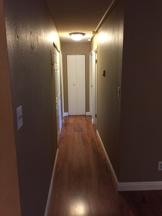 Building Photo - 501 Golden Cir