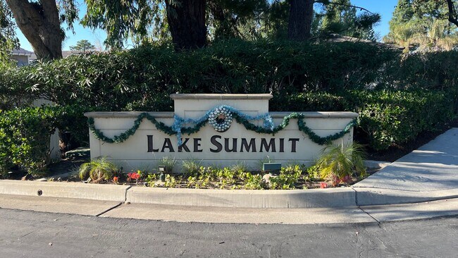 Building Photo - Dazzling Lake Summit Lake View Single Family Home!