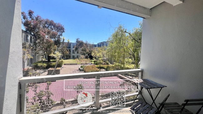 Building Photo - Beautiful studio on the third floor with w...