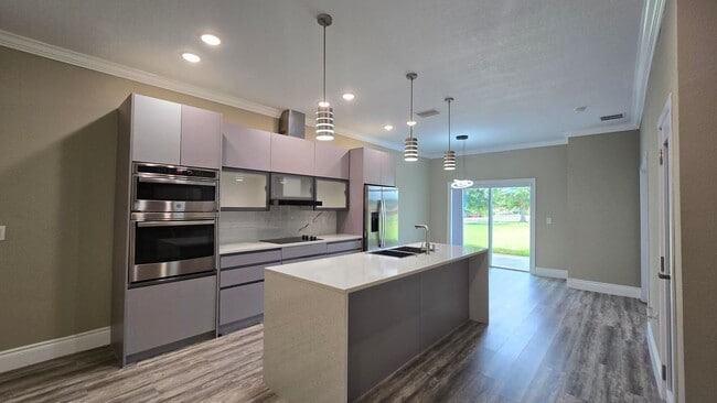 Building Photo - Beautiful and Modern 4 bed 3.5 Bath Townho...