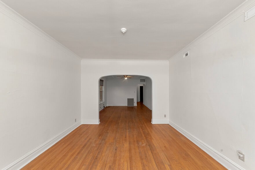 Building Photo - 1353 W Catalpa Ave