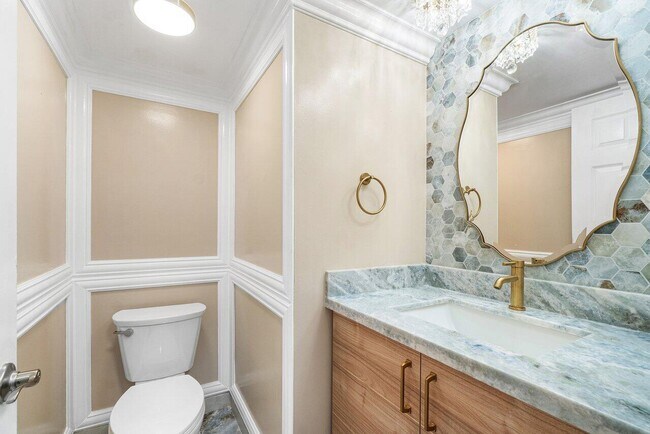 Building Photo - 5065 Horseshoe Cir N