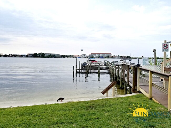 Building Photo - Furnished waterfront condo with great amen...