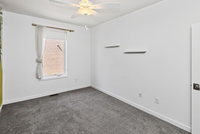 Building Photo - LUXURY TOWNHOME!! 3 Bedroom, 2.5 Bathroom Townhome in Des Moines!