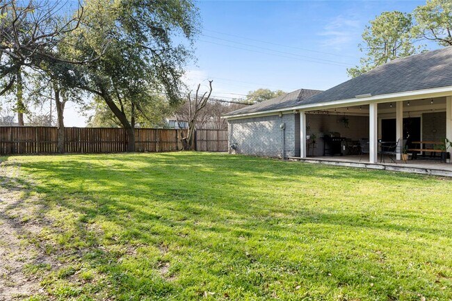 Building Photo - 9655 Meadowland Dr