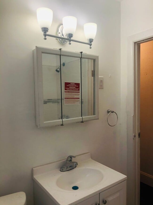 Building Photo - 4 bed 1 bath amazing location
