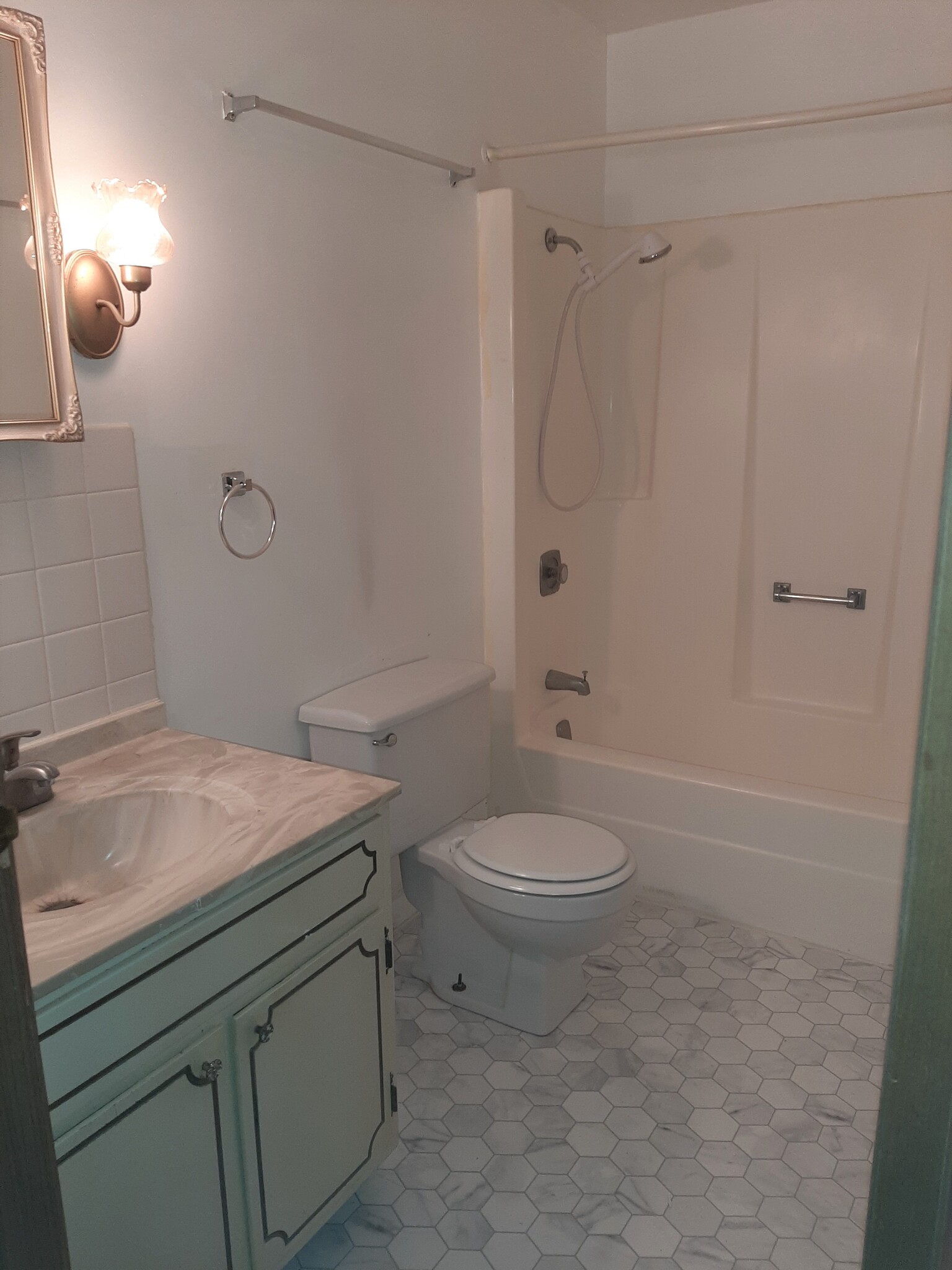 Full Bath - 618 N Terrace Dr