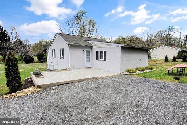 Building Photo - 211 Friendship Rd