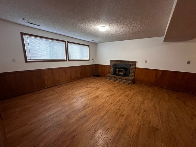 Building Photo - *COMING SOON* 3 Bedroom 2.5 bath Split level house