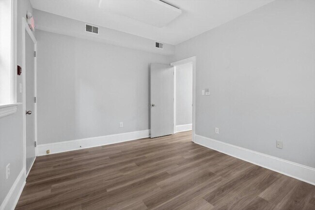 Building Photo - 705 8th St SE