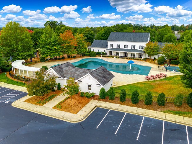 Building Photo - Fabulious Townhome in Baxter Village, Fort...