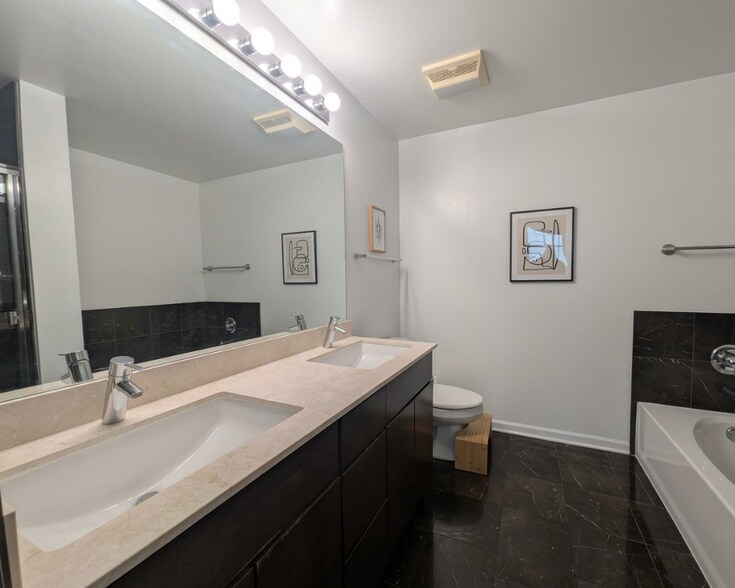 Building Photo - 1133 W Granville Ave