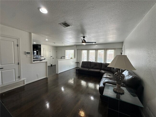 Building Photo - 301 Bermuda Pl