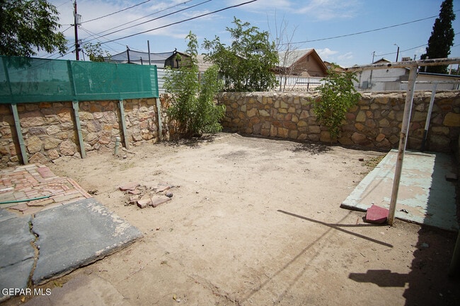 Building Photo - 422 Val Verde St