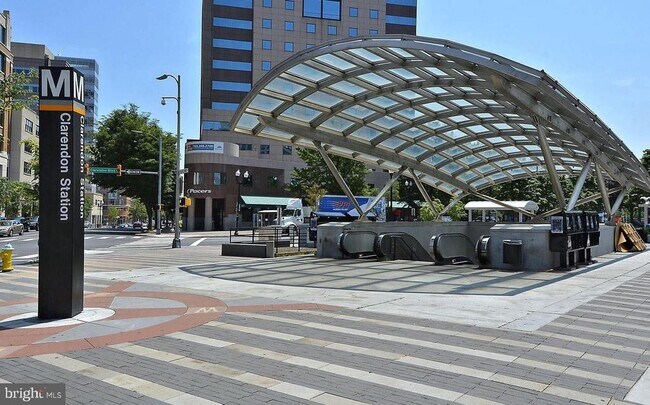 Building Photo - 900 N Garfield St