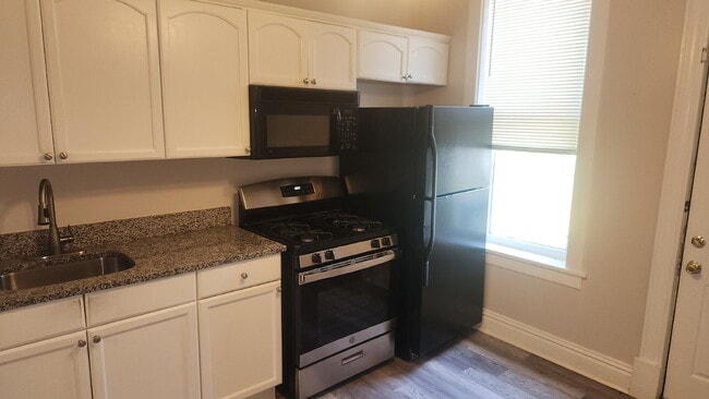 Building Photo - "Cozy 2-Bedroom Duplex in the Heart of St....