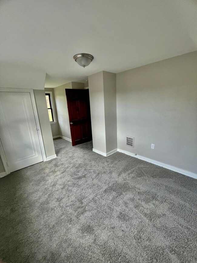 Building Photo - 3 Bed-1 Bath Turtle Creek PA