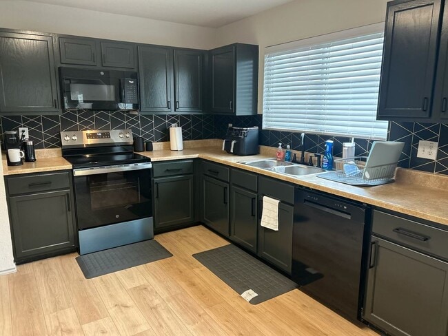 Building Photo - 1 STORY 3 BEDROOM WITH AN OFFICE AND 2 BATHROOM.