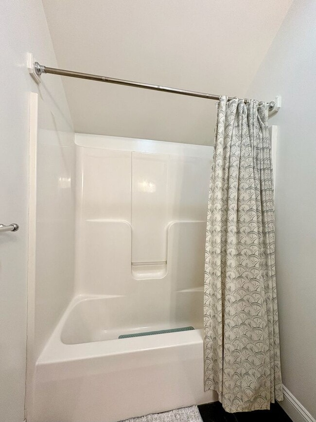 Building Photo - Charming 2-Bedroom Townhouse For Rent in L...