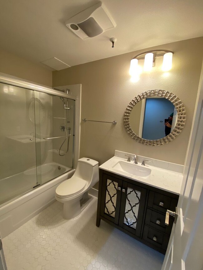 Building Photo - 1 Bed 1 Bath Condo Newly Remodeled W/ Park...