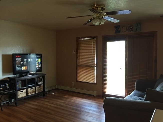 Building Photo - 2 Bedroom Condo, Pet's OK, Heat Included