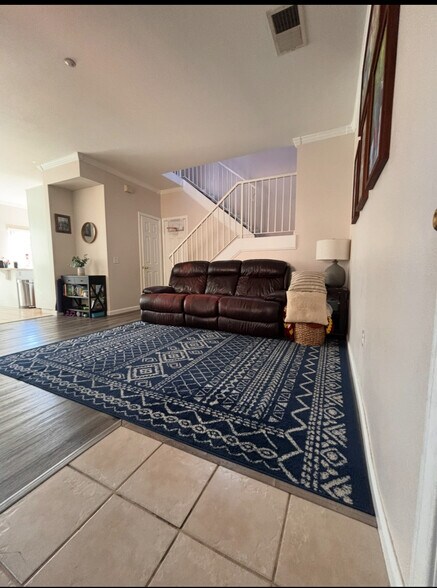 Building Photo - 547 Hart Dr