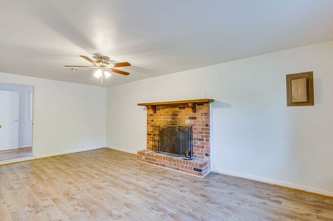 Building Photo - 825 Barkley Dr