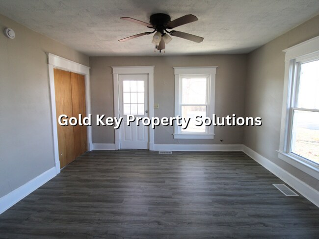 Building Photo - MUNCIE Updated 2 BR 1 BA House with New Fl...