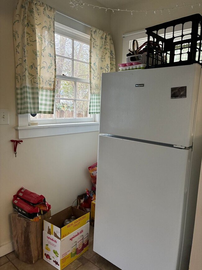 Building Photo - 3 Bedroom home near downtown and campus.