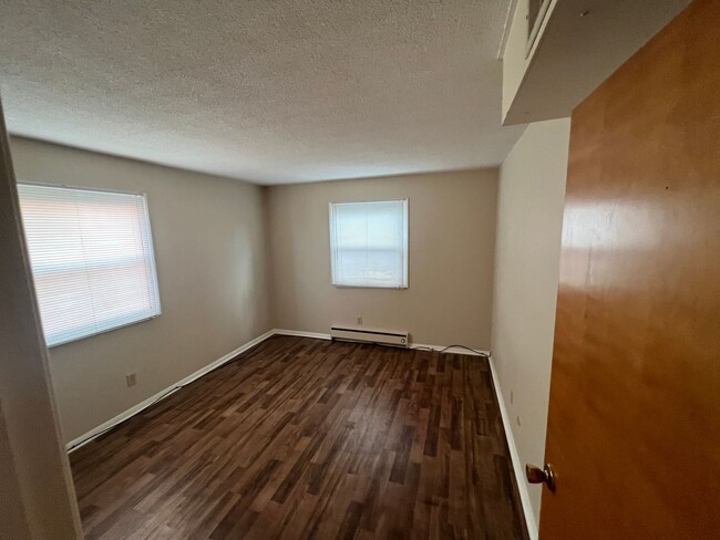 Building Photo - 2 bed 1 Bath Apartment Home located in Spe...