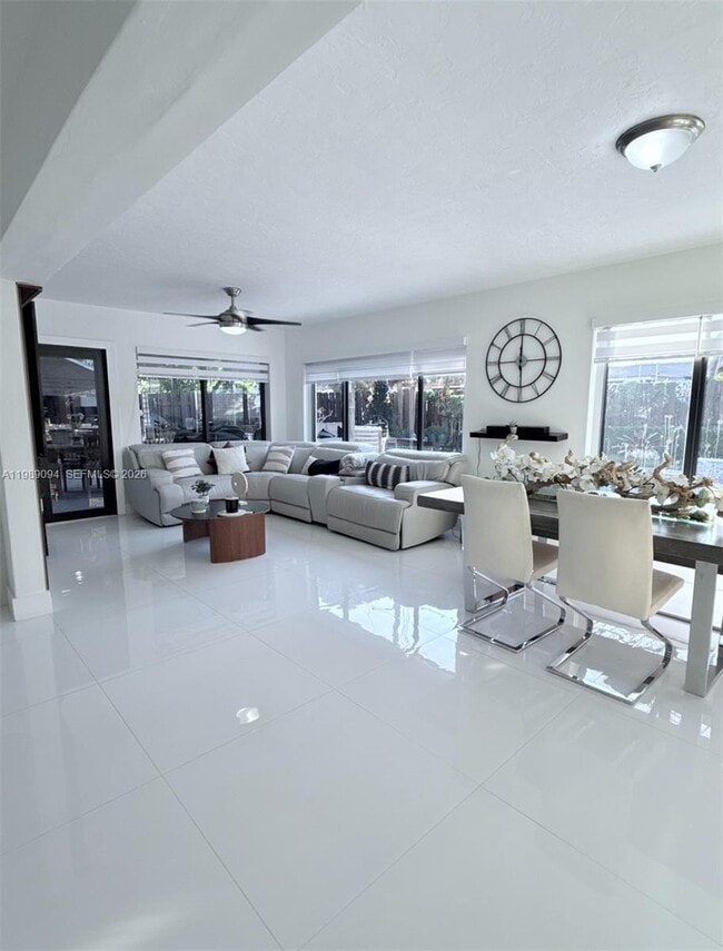 Building Photo - 9495 Dominican Dr