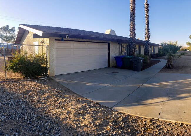 Building Photo - Spacious 4 bedroom home in Yucca Valley