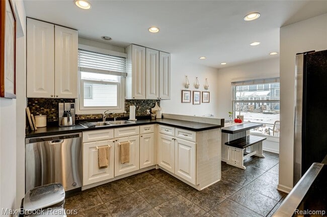 Building Photo - 1460 Cole St