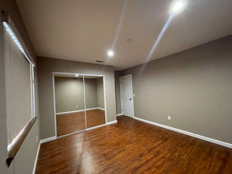 Building Photo - 8560 Oakwood Ave