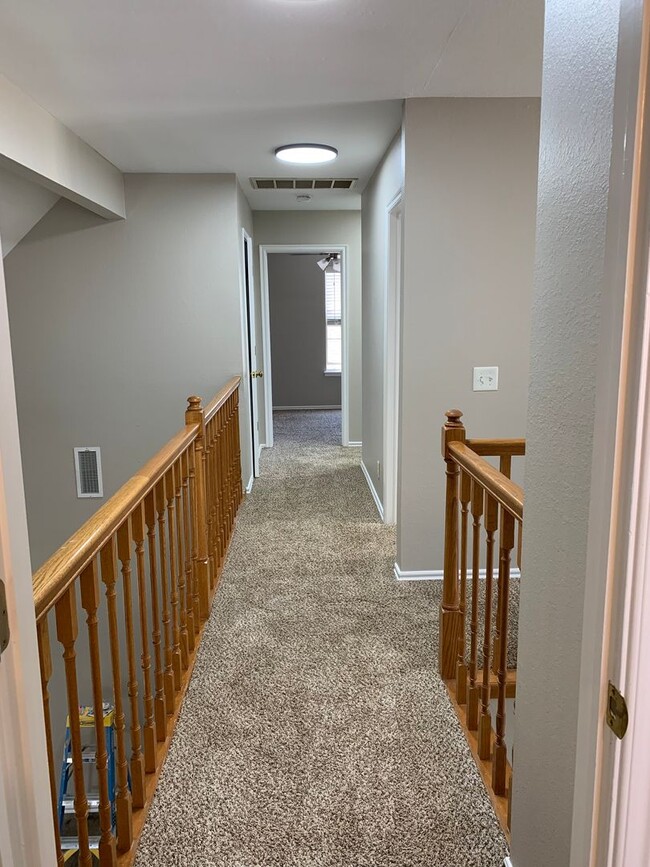 Building Photo - Spacious 4-bedroom home offers an easy com...