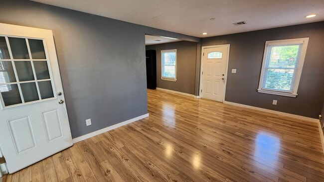 Building Photo - Beautiful 2 bedroom house with granite and central heat and air