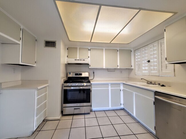Building Photo - Open house Saturday October 18th at 11am S...