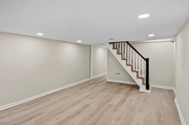 Building Photo - 139 N Lakewood Ave