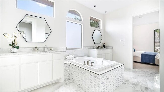 Building Photo - 15101 Barrie Dr